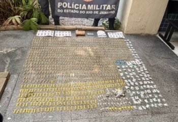 PM apreende drogas em casa abandonada usada pelo tráfico, na Baixada Campista