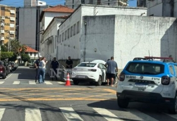 Carro bate em muro após colisão e deixa homem ferido em Campos