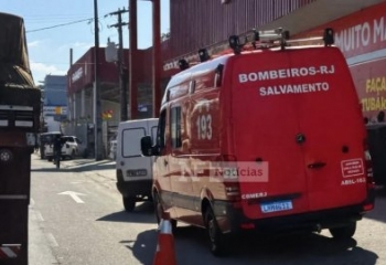 Colisão entre moto e carro deixa mulher ferida em Campos