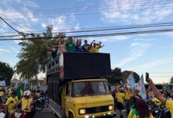 Em Campos, Flávio promete CNH para jovens e redução da maioridade penal