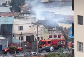 Casa pega fogo na Avenida 28 de Março, em Campos