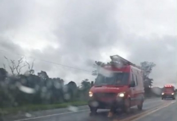 Acidente entre carro e ônibus deixa três feridos na BR-101, em Campos