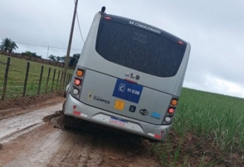Micro-ônibus de Morro do Coco atola em lama e revolta passageiros
