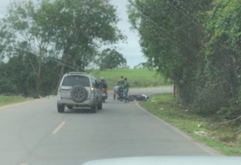 Mulher fica ferida ao cair de moto em Campos 