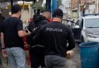 Homem é preso após ser flagrado vendendo drogas em Campos 