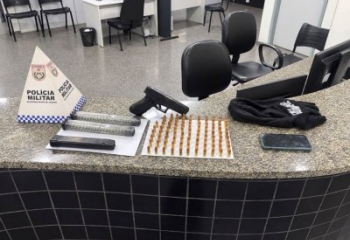 Após denúncias de roubos, PM prende dupla e apreende arma na RJ-158