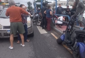Grave acidente entre carro e scooter deixa jovem ferido em Campos 