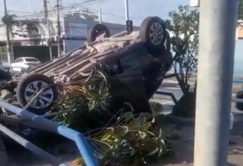 Carro capota e invade ciclovia da 28 de Março 