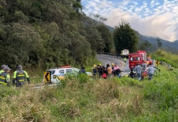 Ônibus que seguia para Aparecida cai em ribanceira e deixa ao menos 6 romeiros mortos