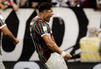 Hulk marca duas vezes e Fluminense vence o Corinthians fora de casa 