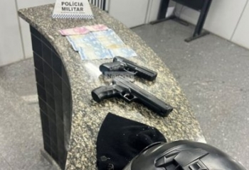 Suspeitos de roubos são presos com simulacros de pistola, em Campos
