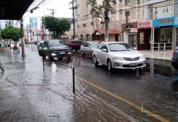 Chuva forte marca o início da primavera em Campos; Defesa Civil alerta para riscos no estado do RJ