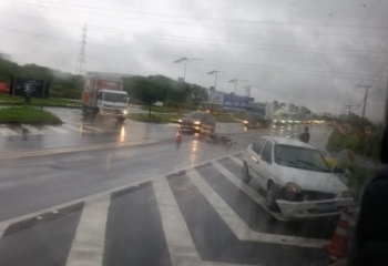Colisão entre carro e moto deixa homem ferido na BR-101 em Campos