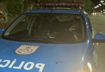 Homens encapuzados invadem casa e atiram contra jovem de 19 anos