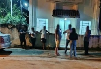 Mulher é morta com tiro na cabeça dentro de igreja 