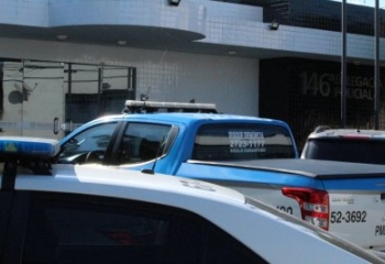 Homens armados rendem funcionários e roubam posto em Campos