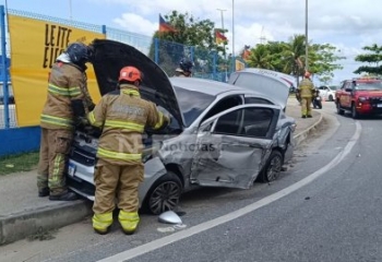 Carro fica com a lateral destruída em colisão com caminhão na BR-101, em Campos