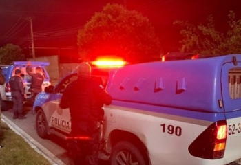 Jovem é atacado com pauladas e golpes de capacete durante roubo