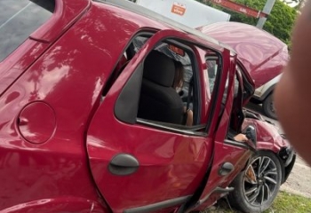 Carro colide em poste e deixa quatro feridos na Baixada Campista 