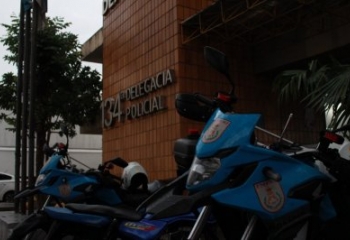 Dupla é detida com réplica de arma e objetos roubados em Campos