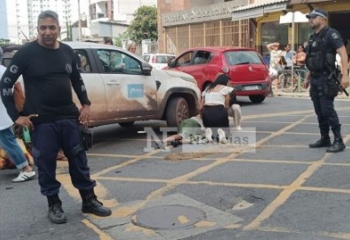 Mulher fica ferida em acidente entre carro e moto no Centro de Campos 