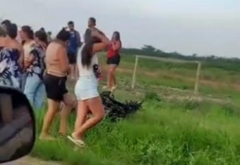 Mulher morre em grave acidente entre moto e caminhão na RJ-196 