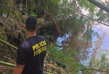 Polícia Federal apreende três balsas usadas na extração ilegal de ouro