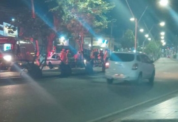 Carro atinge ciclovia da Avenida 28 e deixa três homens feridos 