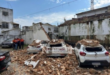 Imóvel desaba no Centro de Campos e atinge veículos em estacionamento