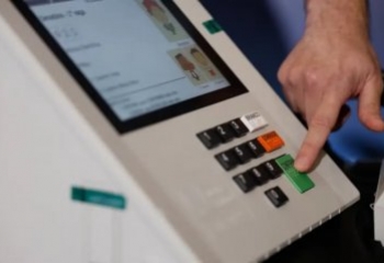 Fiscal de partido é preso após filmar o próprio voto 
