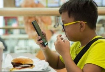 OMS lança primeiro guia para enfrentar aumento da obesidade entre crianças e jovens