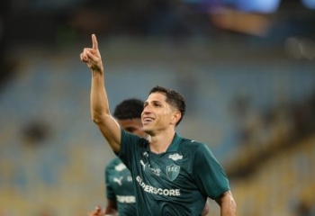 Fluminense vence o Coritiba e sobe para terceiro no Brasileiro