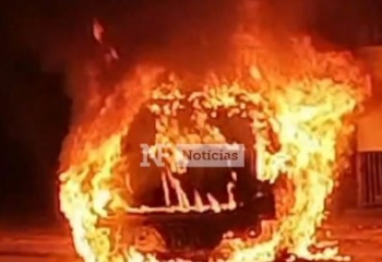 Carro fica totalmente destruído após pegar fogo em Campos
