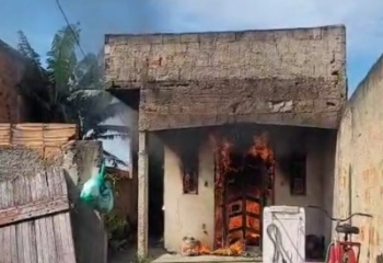 Casa é destruída por incêndio e jovem inala fumaça na Baixada Campista