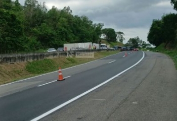Tombamento de caminhão deixa três feridos na BR-101, em Campos