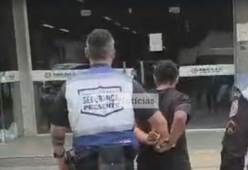 Mulher é presa após beijar à força criança de 4 anos e sacar faca em Campos