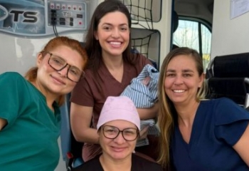 Bebê nasce dentro de carro e mobiliza equipe do Hospital São José na porta da unidade