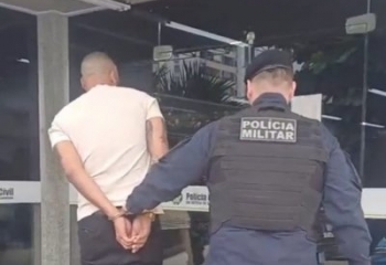 Homem com mandado de prisão em aberto é preso dentro de van em Campos 