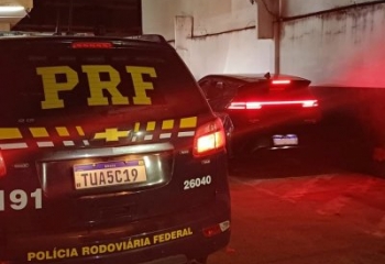 PRF recupera veículo roubado e prende homem com três mandados de prisão e Campos 