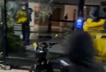 Prédio é invadido e vandalizado por entregadores após discussão com porteiro em Campos