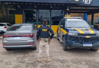 PRF recupera carro roubado e prende motorista na BR-101, em Campos