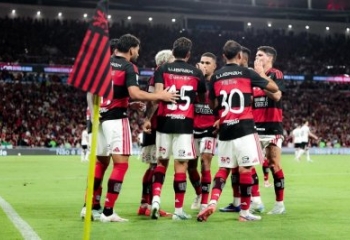 Flamengo vira sobre o Atlético-MG e volta à liderança do Brasileirão