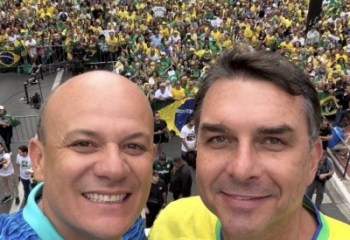 Deputado critica intimação de Flávio Bolsonaro para entregar passaporte
