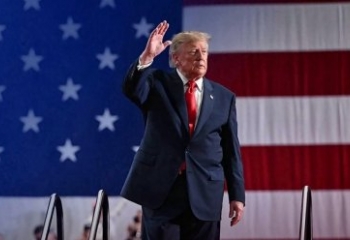 Trump diz que aprovou a concessão de visto nos EUA para Flávio Bolsonaro