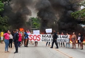 Moradores fazem nova manifestação cobrando melhorias em Martins Lage