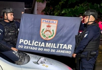 Com passagens por homicídio e tráfico, homem é preso com revólver em Campos 