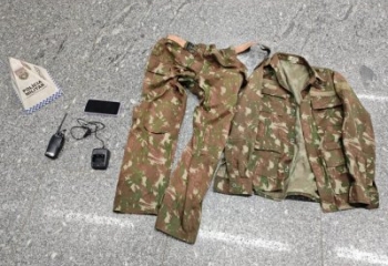 Homem confessa atuação no tráfico e acaba preso com rádio e roupa camuflada em Campos