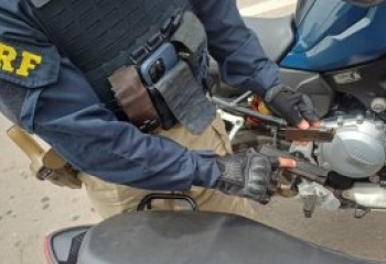 PRF apreende moto e pistola após perseguição em Campos