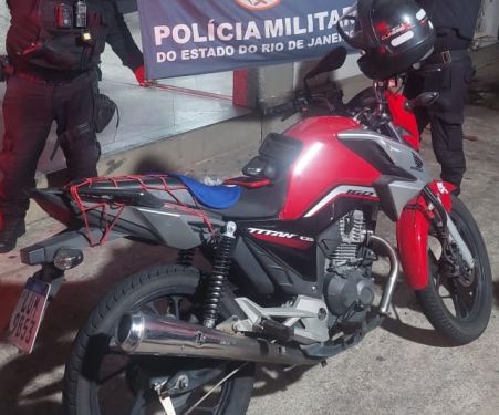 PM recupera moto roubada e prende suspeito após perseguição e disparos em Campos