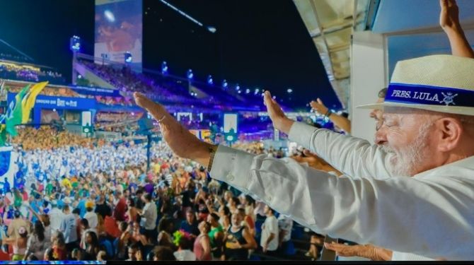 Homenagem a Lula no carnaval gera acusações de propaganda antecipada